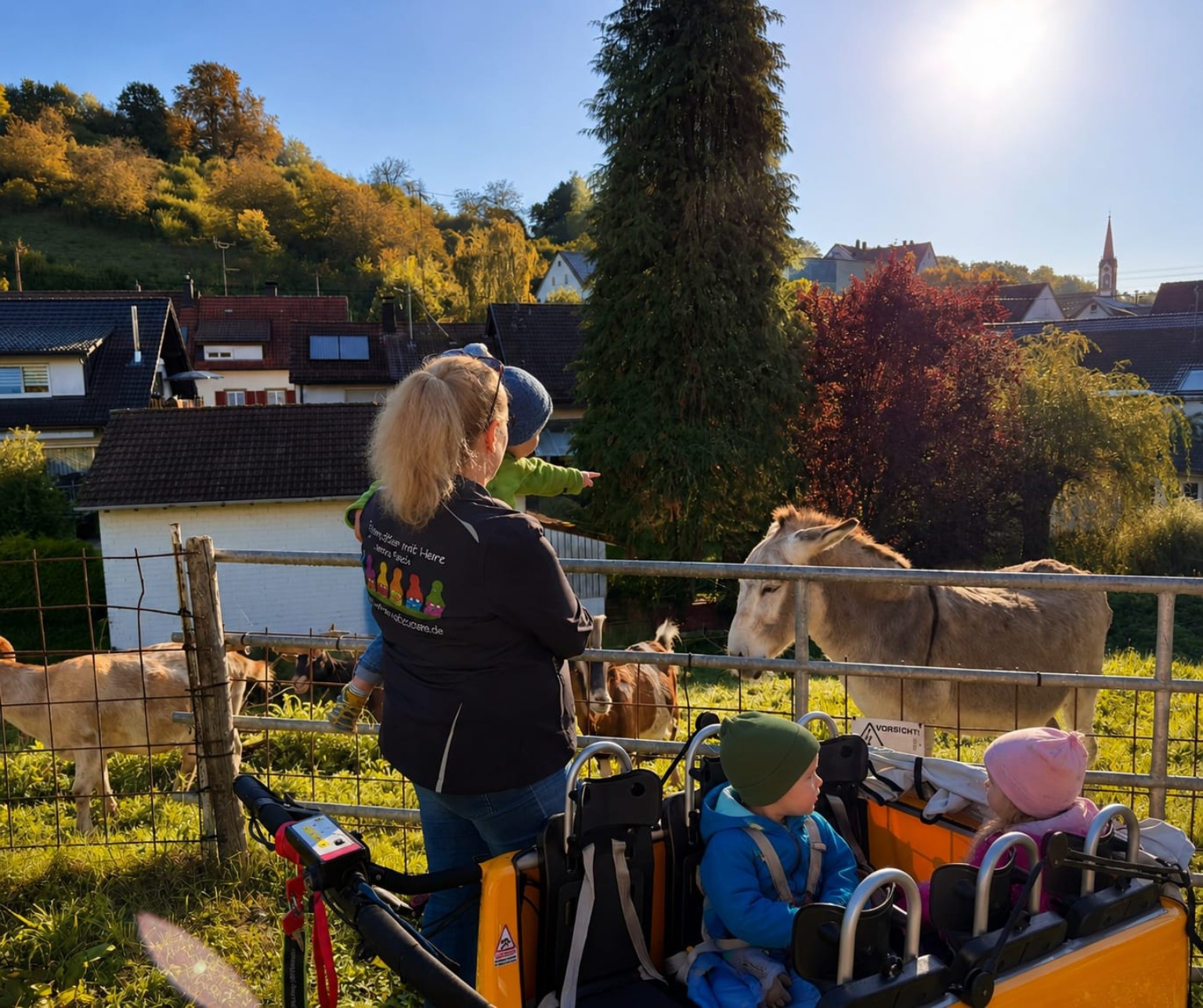 Janine mit den Kindern auf Entdeckertour bei Tieren