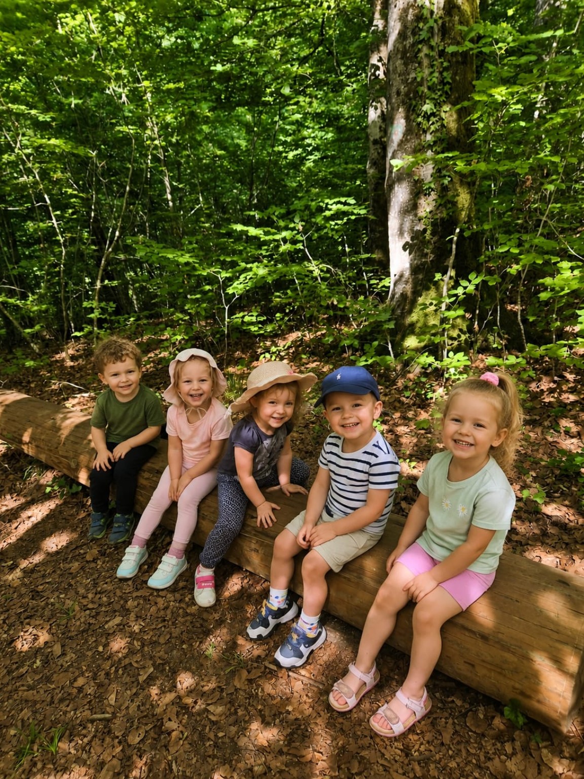 Janine und Kinder in der Natur